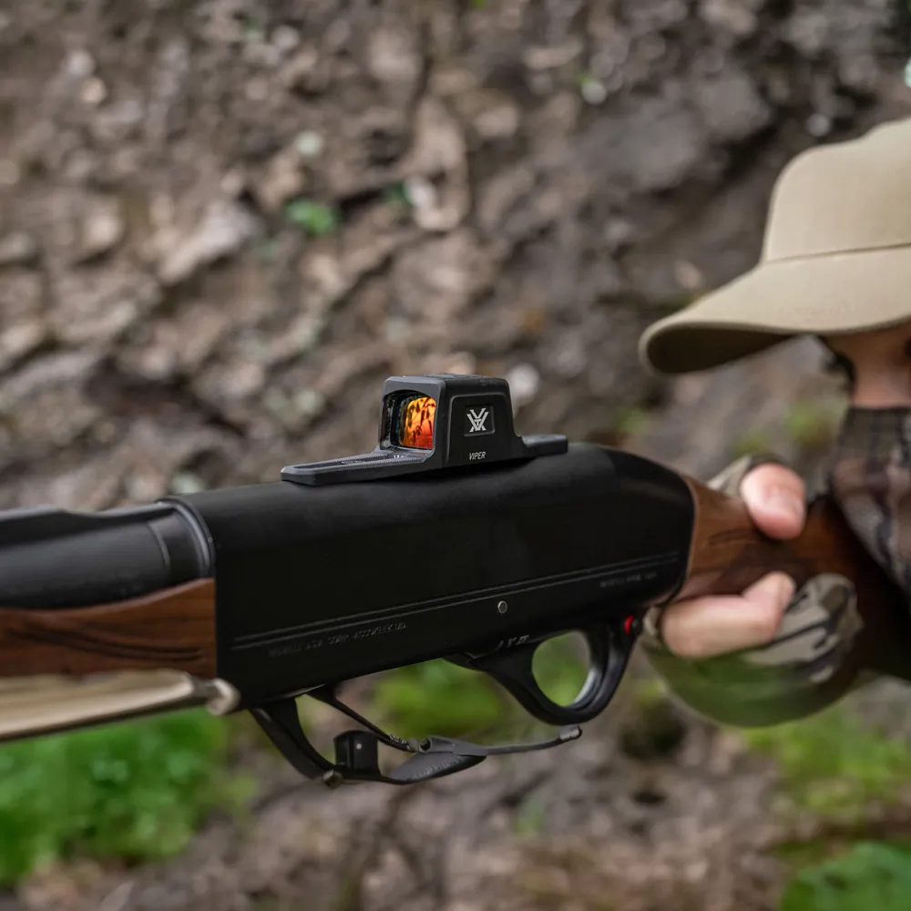 Okno wizjera i przyciski w kolimatorze Vortex Viper Shotgun Enclosed Micro Red Dot 3 MOA